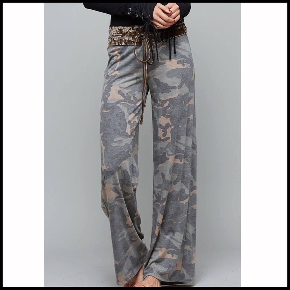 Velvet Trimmed Comfy Camo - Picture 2 of 6